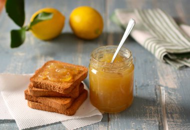 etrafında meyve ile cam kavanoz limon reçel