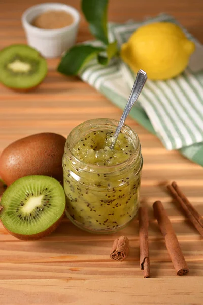 Kiwi-Marmelade mit Zimt — Stockfoto