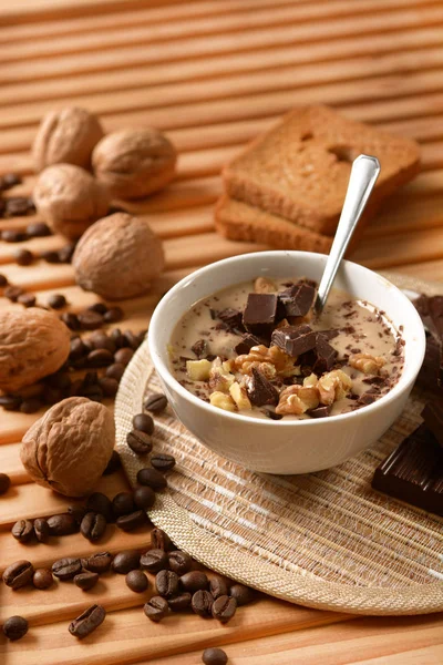 Koffie dessert met chocolade en walnoten — Stockfoto
