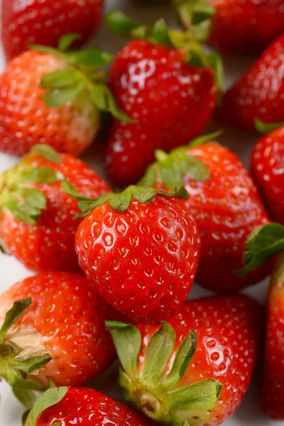 Pila de fresas rojas en primer plano —  Fotos de Stock