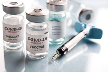 Coronavirus aşısı şişesi, covid-19, sarar ve şırınga.