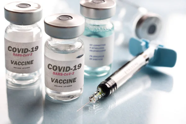 Coronavirus Vakcinát Tartalmazó Injekciós Üveg Kovid Szárak Fecskendő Mellette — Stock Fotó