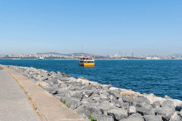 Excursion boat in Golden Horn bay in Istanbul — Stock Photo, Image