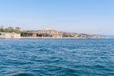 Istanbul'da boğaz boğaz görünümünden Dolmabahçe Sarayı