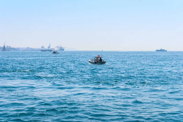 Osobní trajekt loď nese lidí napříč Bosphorus Istanbul — Stock fotografie