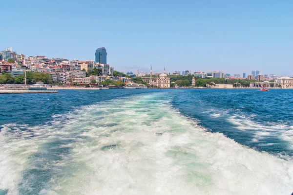 Istanbul'da boğaz boğaz görünümünden Dolmabahçe Sarayı