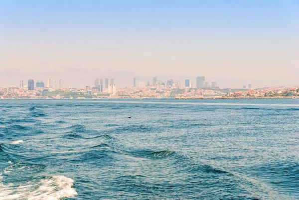 Istanbul ville skyline. Vue de la mer de Marmara paysage urbain de la mer avec des gratte-ciel modernes — Photo
