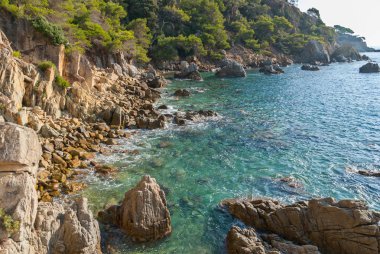 Kayaların üzerinde sahil Lloret de Mar