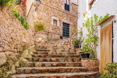 İspanya, Tossa de Mar, Arnavut kaldırımlı sokakta Ortaçağ Old Town - Vila Vella