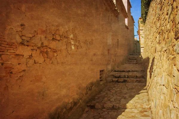 España, Tossa de Mar, calle adoquinada en el casco antiguo medieval - Vila Vella — Foto de Stock