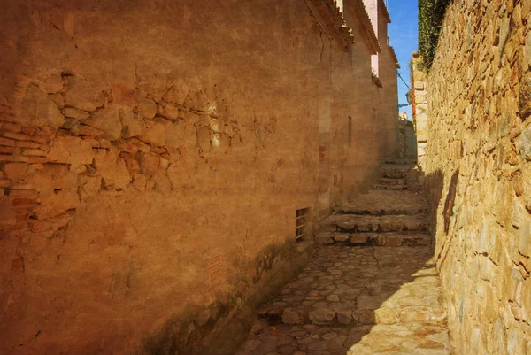 İspanya, Tossa de Mar, Arnavut kaldırımlı sokakta Ortaçağ Old Town - Vila Vella