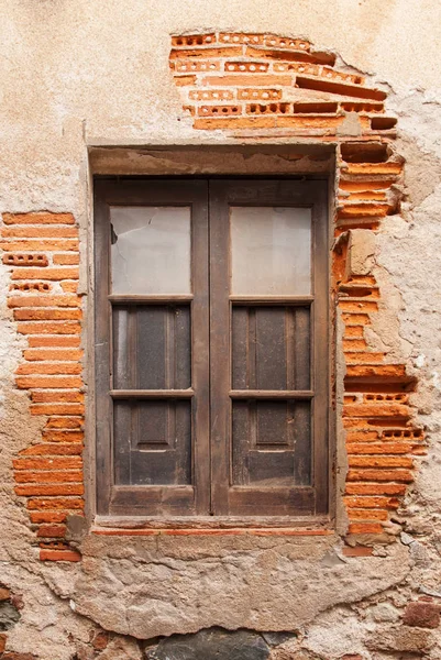 Houten venster in de muur van het oude gebouw — Stockfoto