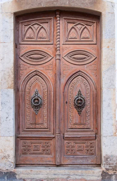 Porta decorativa de madeira velha na Cidade Velha medieval - Vila Vella Espanha — Fotografia de Stock
