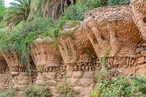 Galleria in pietra nel parco Guell a Barcellona - Spagna . — Foto Stock