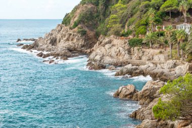 Güzel bir yaz gününde Lloret de Mar sahilinde Rocks, Costa Brava, Katalonya, Ispanya