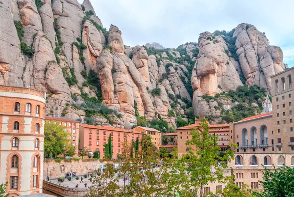 Abadía de Santa Maria de Montserrat en Monistrol de Montserrat, Cataluña, España . — Foto de Stock