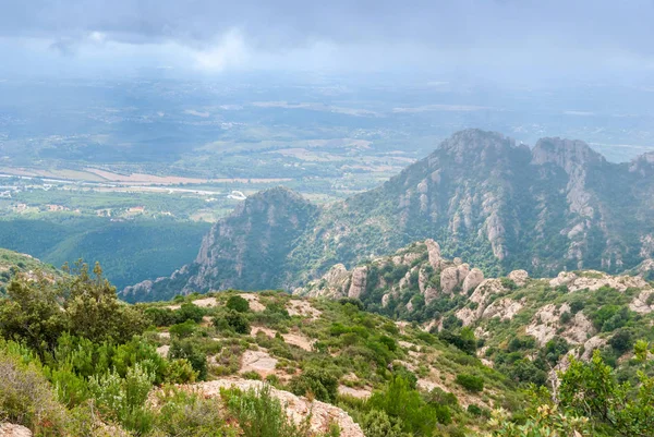 Hory poblíž opatství Montserrat ve Španělsku. Mraky a mlha. Stromy na útesech. — Stock fotografie