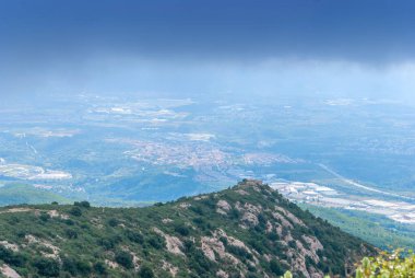 Hazy alışılmadık dağlar dağ Montserrat Manastırı, Ispanya sis