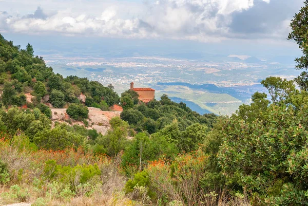 Vista mozzafiato sulla catena montuosa di Montserrat in un'estate soleggiata — Foto Stock
