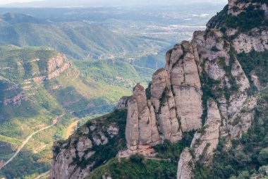 Güneşli bir yaz gününde Montserrat Sıradağları için nefes kesen manzarası, Katalonya, Ispanya