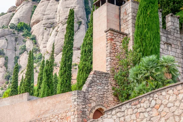 Abadía de Santa Maria de Montserrat en Monistrol de Montserrat, Cataluña, España . — Foto de Stock