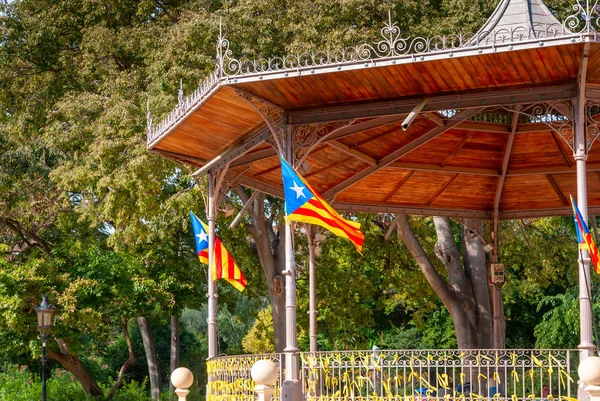 Katalansk flagg vid Citadel Park. Barcelona — Stockfoto