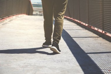 güneşli bir gün bir köprü yürüyen bir adam düşük bölümü