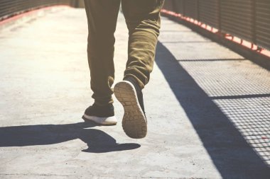 güneşli bir gün bir köprü yürüyen bir adam düşük bölümü