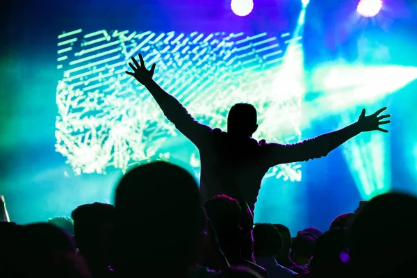 Dikiz izliyor ve canlı bir konserde dans kalabalık