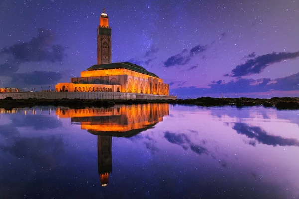 gece - Kazablanka - Fas suya yansıyan Hassan II Camii görünümünü