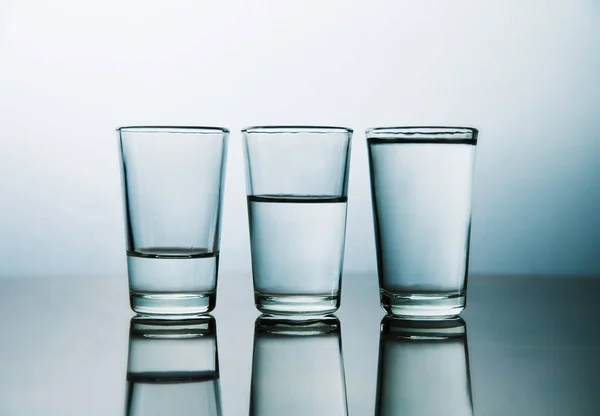 Studio Shot Tre Bicchieri Acqua Ciascuno Hanno Più Acqua Rispetto — Foto Stock