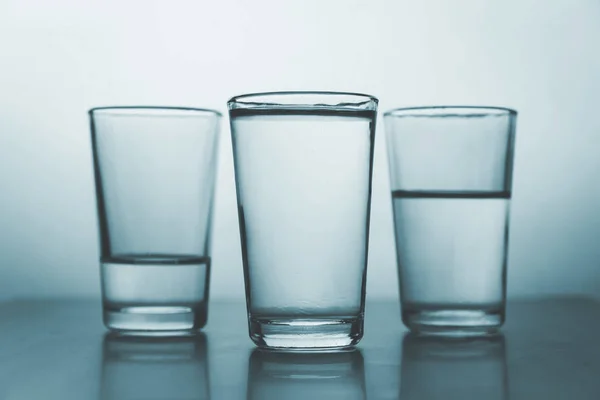 Studio Shot Tre Bicchieri Acqua Ciascuno Hanno Più Acqua Rispetto — Foto Stock