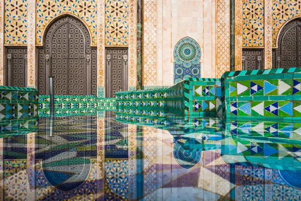Hassan II caminin büyük kapı görünümünü çeşme su - Kazablanka - Fas yansıyan