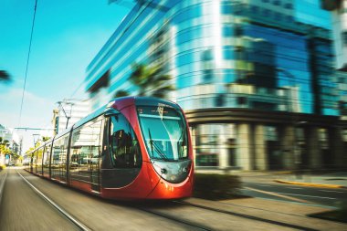 -Kazablanka - Fas finansal bölgesinde Demiryolları üzerinde geçen bir tramvay görünümünü
