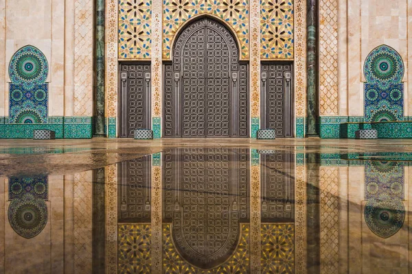 Vista Gran Puerta Mezquita Hassan Reflejada Agua Lluvia Casablanca Marruecos —  Fotos de Stock