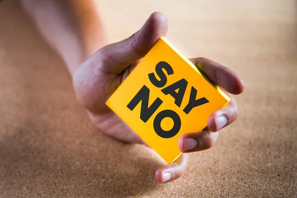 renkli kağıda Not ifade Say No ile tutan bir el