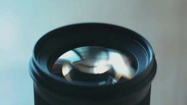 bir lens temizleme bir el yakın çekim