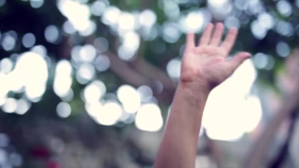 Blick Auf Eine Hand Die Vor Verschwommenem Hintergrund Wedelt — Stockvideo