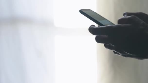 Silhueta Uma Mensagem Texto Mão Telefone Inteligente — Vídeo de Stock