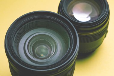 Dijital SLR Lens sarı zemin üzerine yakın çekim