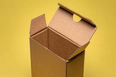 küçük açık karton paket yakın çekim