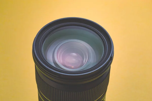 Primo Piano Della Lente Dslr Sfondo Giallo — Foto Stock