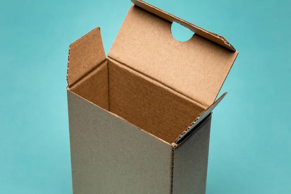 küçük açık karton paket yakın çekim