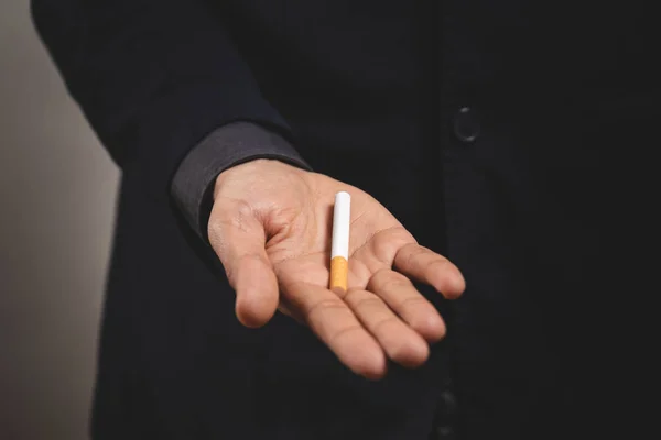 Uomo in possesso di sigaretta — Foto Stock