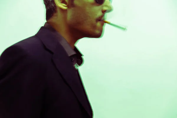 Homme fumant cigarette — Photo