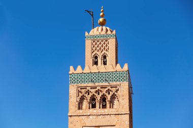 Koutoubia Camii 'nin alçak açılı görüntüsü sabahleyin gökyüzüne karşı