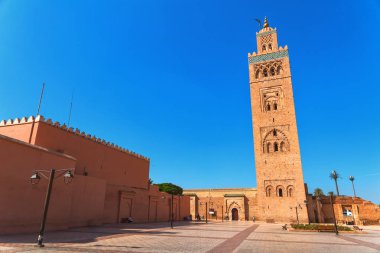 Koutoubia Camii 'nin manzarası sabah gökyüzüne karşı