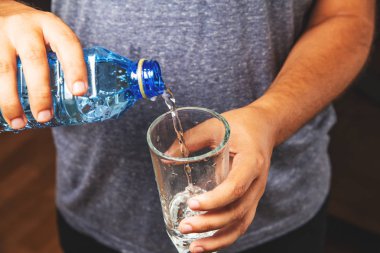 Beyaz arkaplana su döken kişi