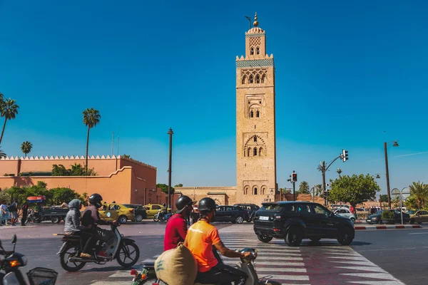 Traffic in the road in front of Koutoubia mosque — Stock Photo, Image