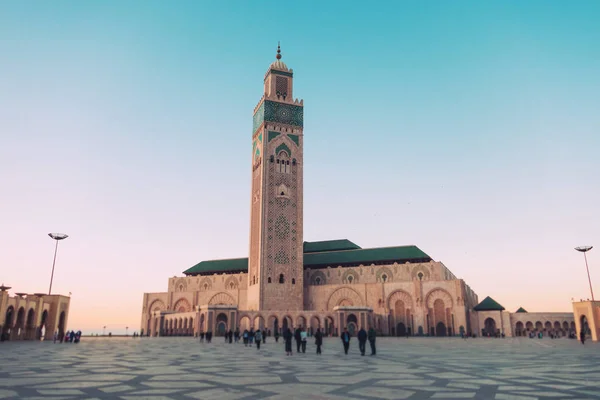 Hasan 2 camiinin meydanında yürüyen ve fotoğraf çeken turistler